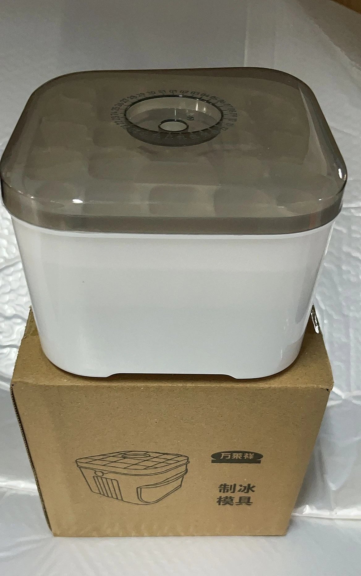 YIYUEQIANLI 50Cube Ice Maker With Easy Press Cap Lid